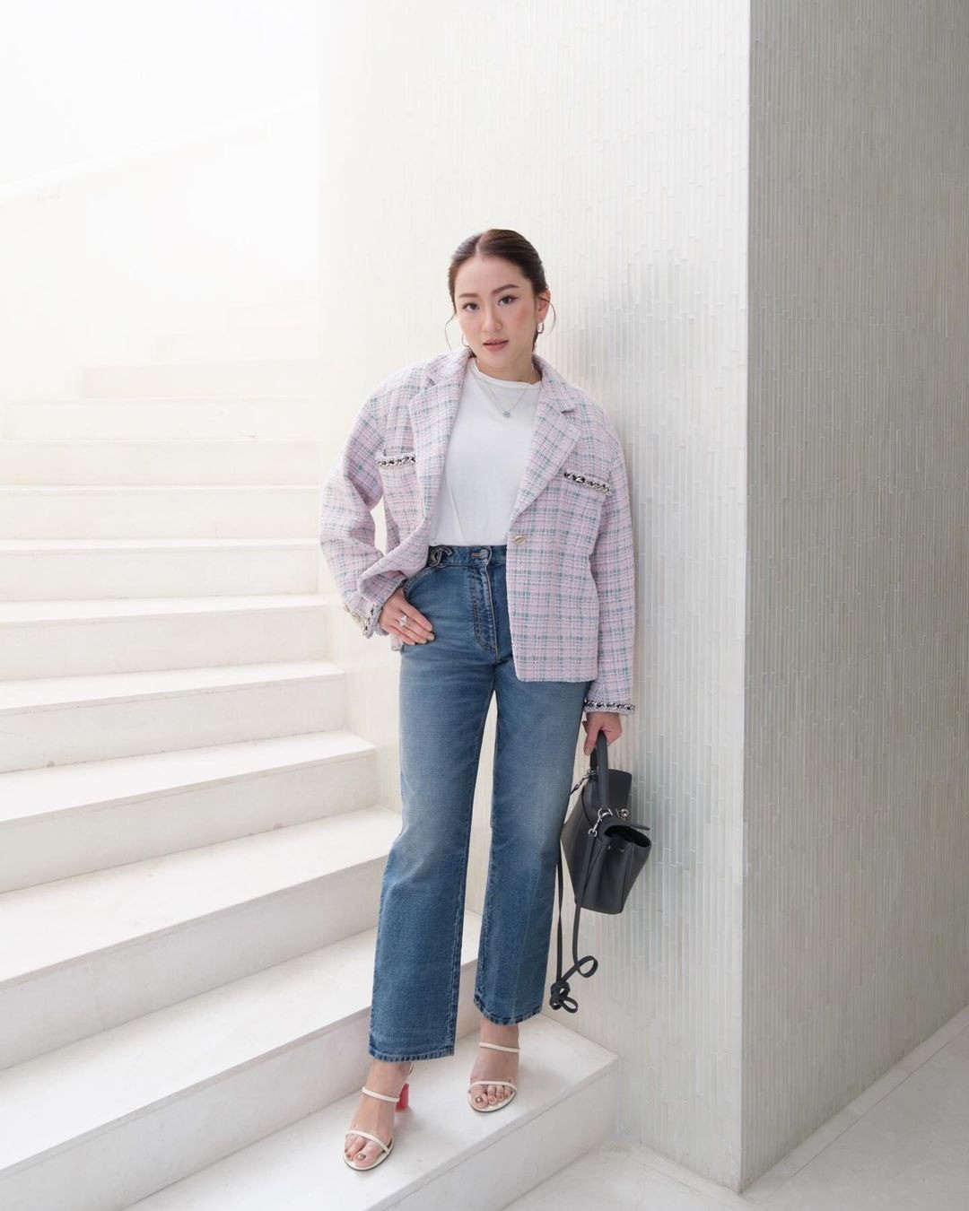 Bà Shinawatra không giới hạn bản thân ở những kiểu dáng tiêu chuẩn hay cứng nhắc, ngược lại luôn biết cách làm mới mình thông qua các thiết kế hiện đại, thậm chí là cầu kỳ, lạ mắt. Để hoàn thiện thêm vẻ ngoài sành điệu, nữ Thủ tướng Thái Lan không bỏ qua lớp trang điểm tỉ mỉ, hợp xu hướng, kết hợp trang sức lấp lánh và phụ kiện phù hợp.