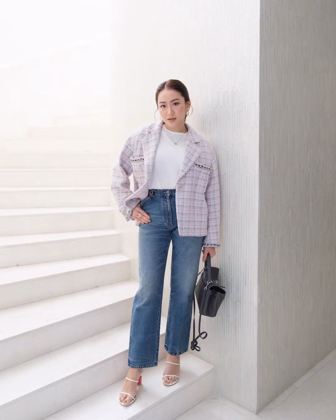 Bà Shinawatra không giới hạn bản thân ở những kiểu dáng tiêu chuẩn hay cứng nhắc, ngược lại luôn biết cách làm mới mình thông qua các thiết kế hiện đại, thậm chí là cầu kỳ, lạ mắt. Để hoàn thiện thêm vẻ ngoài sành điệu, nữ Thủ tướng Thái Lan không bỏ qua lớp trang điểm tỉ mỉ, hợp xu hướng, kết hợp trang sức lấp lánh và phụ kiện phù hợp.