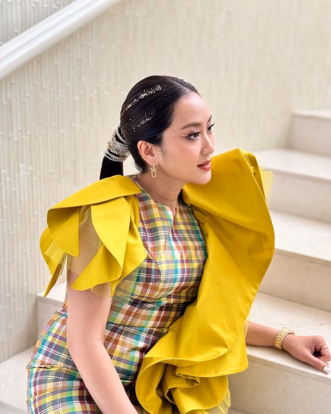 Dù hoạt động trong môi trường chính trị nghiêm túc, bà Shinawatra vẫn thoải mái thể hiện cá tính riêng. Không hiếm lần bà xuất hiện với diện mạo như các ngôi sao giải trí. Ngoài trang phục may đo riêng, bà Shinawatra cũng là tín đồ hàng hiệu. Người ta thấy bà sử dụng các món đồ của những nhà mốt lớn như Louis Vuiton, Celine, Chanel...