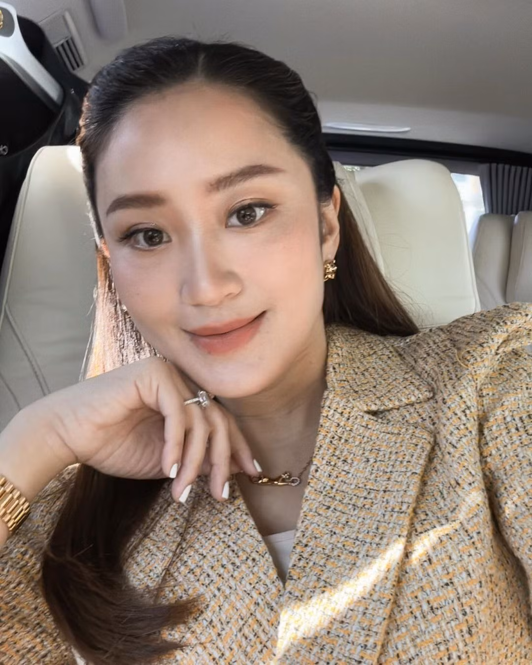 Một trong những đặc điểm nổi bật trong tủ đồ của nữ chính trị gia là những bộ vest được thiết kế riêng, vừa vặn, toát lên sự chuyên nghiệp và tự tin. Trang phục thường có đường nét gọn gàng và chi tiết tinh tế, được cân bằng với những món phụ kiện bắt mắt để tạo thêm nét cá tính.