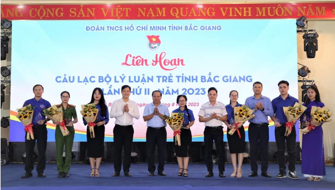 Các đồng chí lãnh đạo tặng hoa và biểu tượng cho các đội chơi tham gia Liên hoan Câu lạc bộ Lý luận trẻ tỉnh Bắc Giang lần thứ II, năm 2023. Các đồng chí lãnh đạo tặng hoa và biểu tượng cho các đội chơi tham gia Liên hoan Câu lạc bộ Lý luận trẻ tỉnh Bắc Giang lần thứ II, năm 2023.