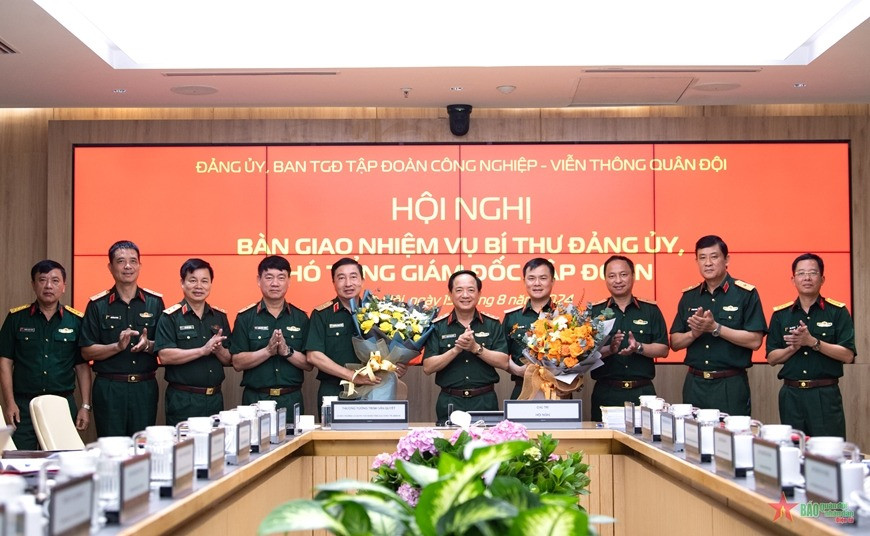 Thượng tướng Trịnh Văn Quyết tặng hoa Thiếu tướng Nguyễn Thanh Nam và Thiếu tướng Tào Đức Thắng. Ảnh: QĐND. Thượng tướng Trịnh Văn Quyết tặng hoa Thiếu tướng Nguyễn Thanh Nam và Thiếu tướng Tào Đức Thắng. Ảnh: QĐND.