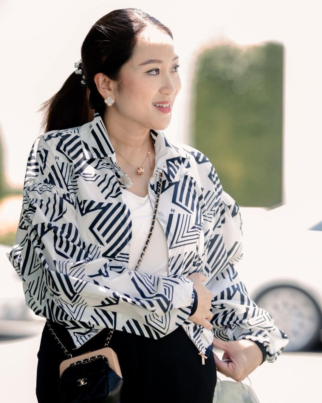 Truyền thông đánh giá những lần bà Shinawatra xuất hiện trước công chúng với vẻ ngoài được chăm chút cẩn thận, phù hợp với sự kiện góp phần củng cố hình ảnh một nhà lãnh đạo hiện đại, có tư duy hiện đại. Đây là cách thức truyền bá thương hiệu cá nhân hữu hiệu. Việc tạo ra các cuộc thảo luận về phong cách thời trang càng khuếch đại thêm tầm ảnh hưởng của chính trị gia.