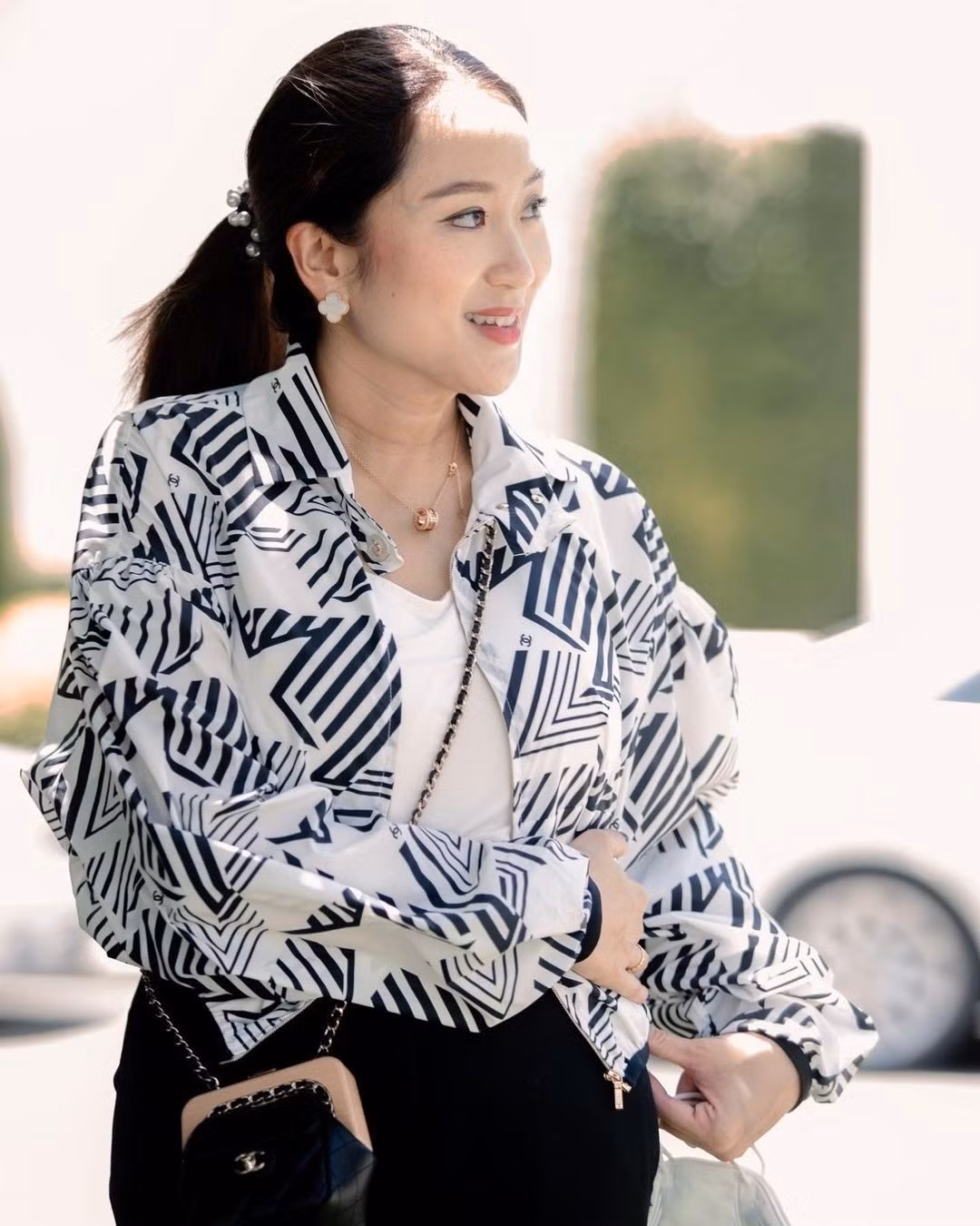 Truyền thông đánh giá những lần bà Shinawatra xuất hiện trước công chúng với vẻ ngoài được chăm chút cẩn thận, phù hợp với sự kiện góp phần củng cố hình ảnh một nhà lãnh đạo hiện đại, có tư duy hiện đại. Đây là cách thức truyền bá thương hiệu cá nhân hữu hiệu. Việc tạo ra các cuộc thảo luận về phong cách thời trang càng khuếch đại thêm tầm ảnh hưởng của chính trị gia.