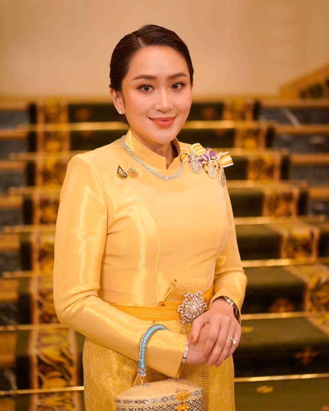 Bên cạnh thành tựu chính trị, nhà lãnh đạo mới của xứ sở chùa vàng còn nổi tiếng với phong cách thời trang nổi bật, pha trộn hoàn hảo giữa xu hướng hiện đại và các yếu tố truyền thống của quê nhà.