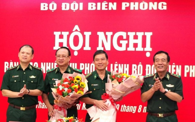 Đại diện Đảng ủy Bộ Tư lệnh Bộ đội Biên phòng tặng hoa cho Đại tá Trần Ngọc Hữu và Thiếu tướng Nguyễn Hoài Phương. Ảnh: Chinhphu.vn. Đại diện Đảng ủy Bộ Tư lệnh Bộ đội Biên phòng tặng hoa cho Đại tá Trần Ngọc Hữu và Thiếu tướng Nguyễn Hoài Phương. Ảnh: Chinhphu.vn.