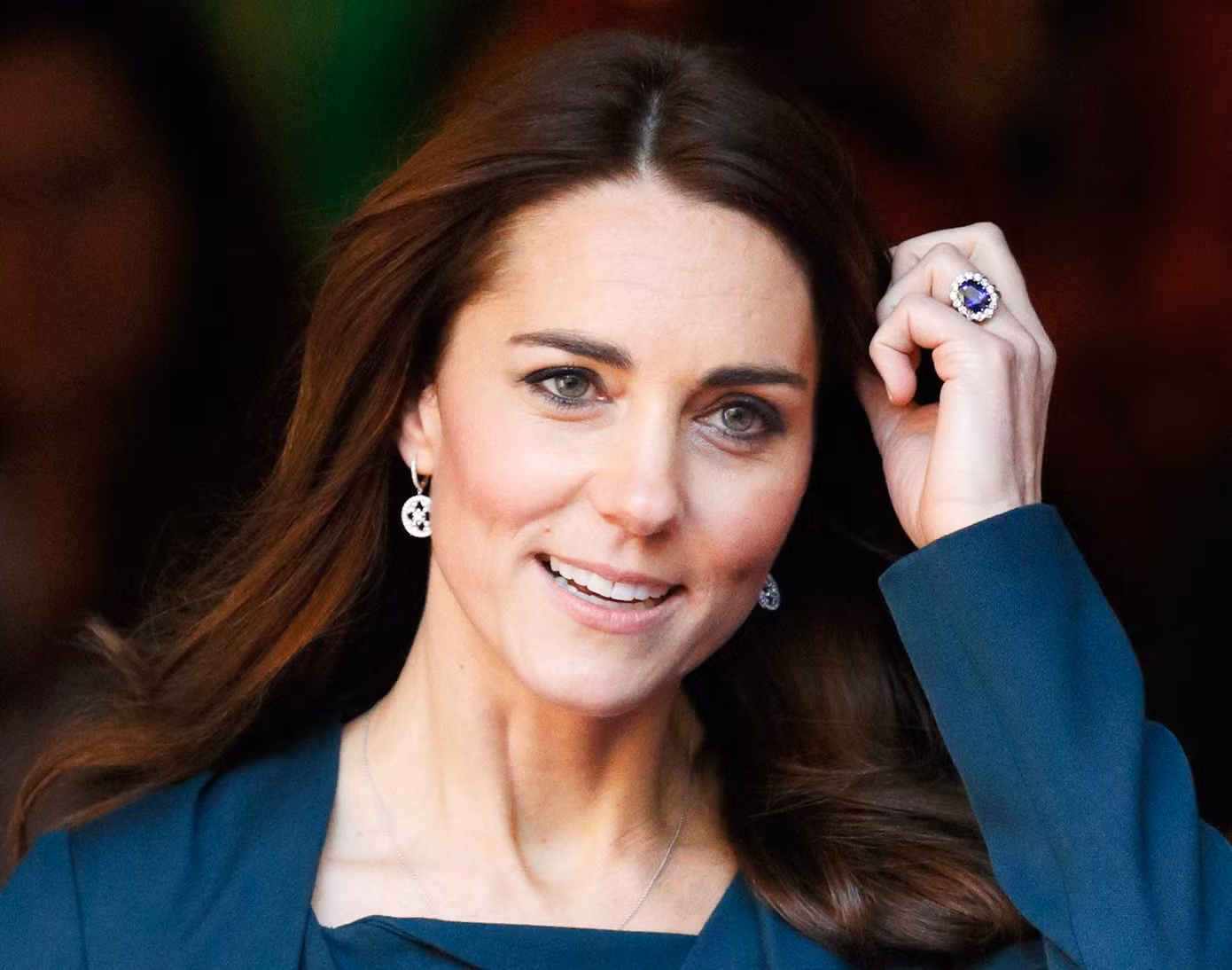 Công nương Kate thường đeo nhẫn cưới đính đá sapphire và kim cương, do Công nương Diana để lại, tại các sự kiện công khai. Ảnh: Getty Images.
