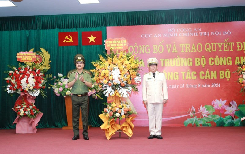 Thứ trưởng Phạm Thế Tùng tặng hoa chúc mừng Thiếu tướng Đinh Văn Nơi. Thứ trưởng Phạm Thế Tùng tặng hoa chúc mừng Thiếu tướng Đinh Văn Nơi.