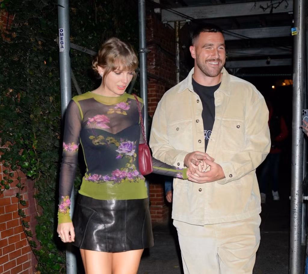 Mối quan hệ của Taylor Swift và Travis Kelce tiến triển nhanh hơn so với những gì họ kỳ vọng. Ảnh: GC. Mối quan hệ của Taylor Swift và Travis Kelce tiến triển nhanh hơn so với những gì họ kỳ vọng. Ảnh: GC.