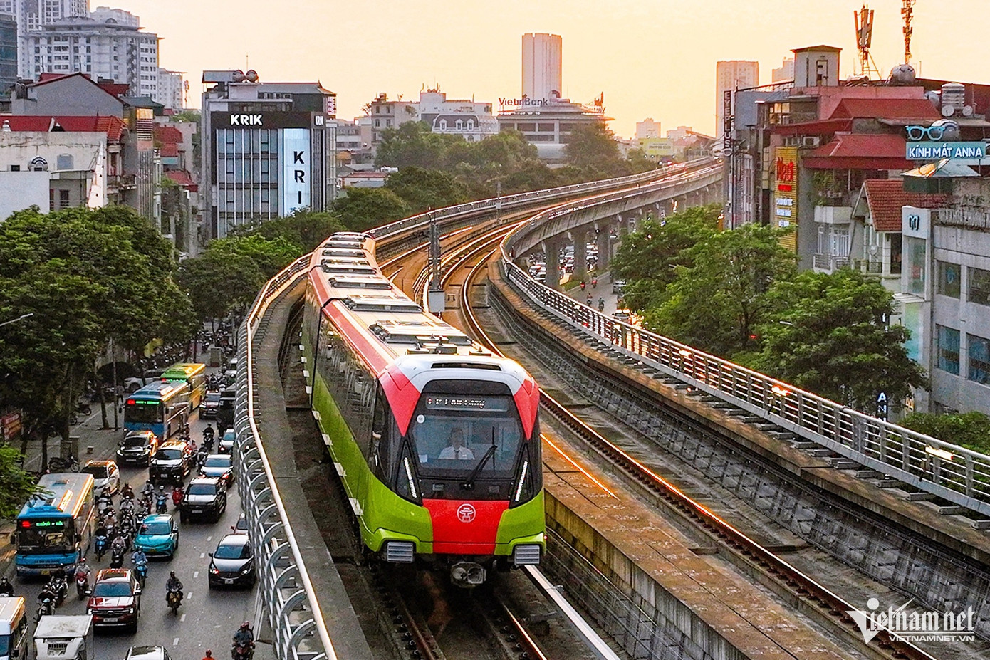 Tuyến metro Nhổn - ga Hà Nội mỗi ngày đón hàng vạn lượt khách. Ảnh: Nam Khánh.