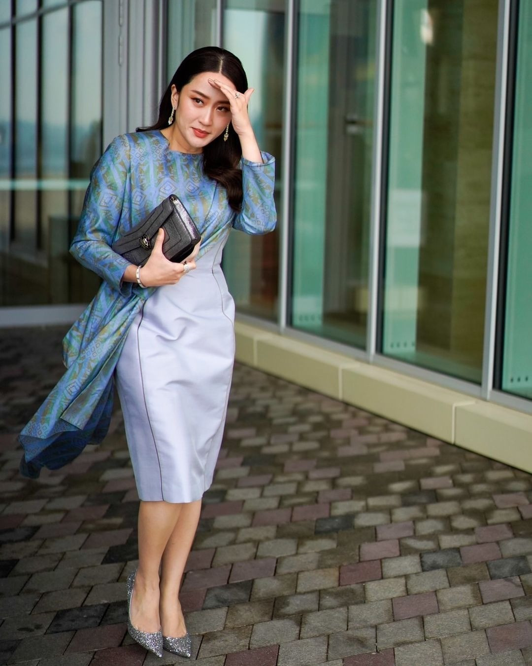 Khía cạnh quan trọng trong phong cách của bà Shinawatra là kết hợp yếu tố truyền thống vào trang phục đương đại. Điều này thể hiện rõ nhất qua những hình ảnh người đẹp sinh năm 1986 mặc các phiên bản hiện đại của trang phục truyền thống Thái Lan, gọi là chut thai. Tùy vào mức độ trang trọng của sự kiện, bà Shinawatra điều chỉnh lựa chọn thời trang để không bị quá mức hay thiếu nghiêm túc.