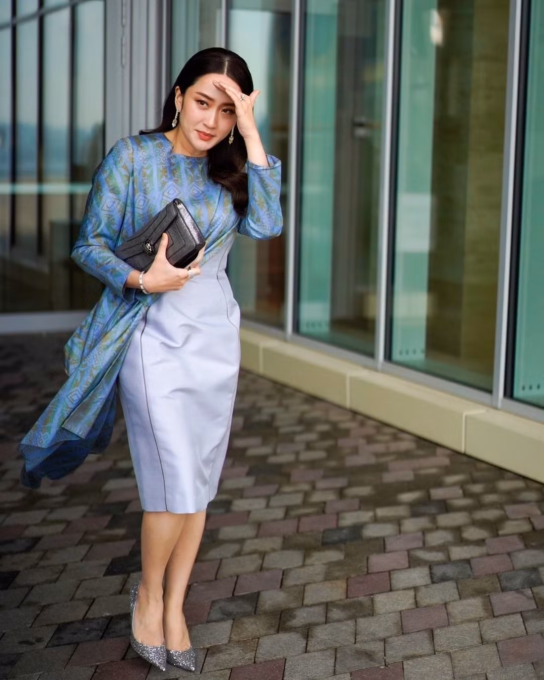 Khía cạnh quan trọng trong phong cách của bà Shinawatra là kết hợp yếu tố truyền thống vào trang phục đương đại. Điều này thể hiện rõ nhất qua những hình ảnh người đẹp sinh năm 1986 mặc các phiên bản hiện đại của trang phục truyền thống Thái Lan, gọi là chut thai. Tùy vào mức độ trang trọng của sự kiện, bà Shinawatra điều chỉnh lựa chọn thời trang để không bị quá mức hay thiếu nghiêm túc.