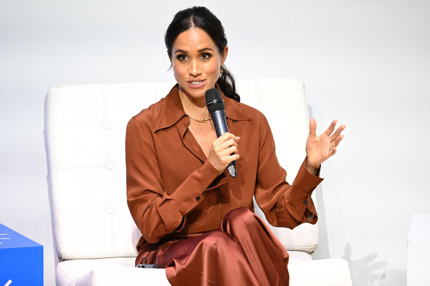 Meghan Markle mặc áo do Victoria Beckham thiết kế. Ảnh: Getty Images.
