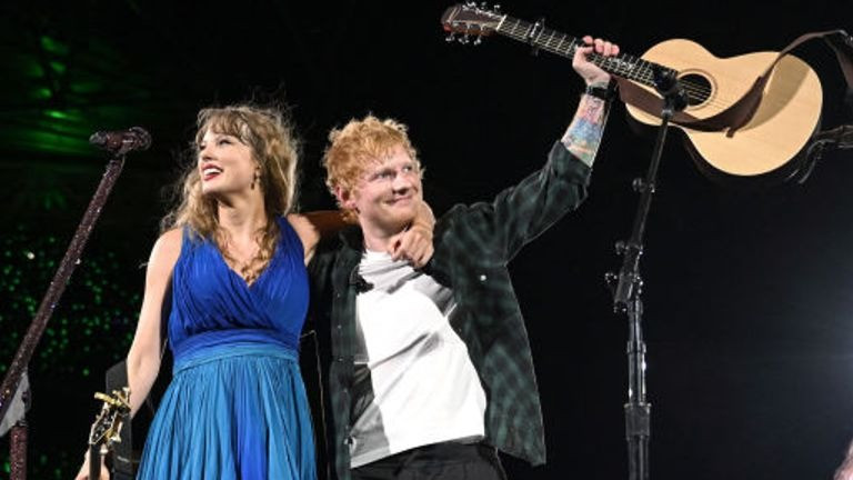 Taylor biểu diễn cùng Ed Sheeran trên sân khấu Eras Tour. Ảnh: Getty Images. Taylor biểu diễn cùng Ed Sheeran trên sân khấu Eras Tour. Ảnh: Getty Images.