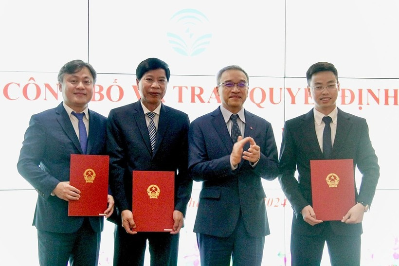 Thứ trưởng Bộ TT&TT Phan Tâm trao quyết định cho 3 cán bộ được bổ nhiệm. Thứ trưởng Bộ TT&TT Phan Tâm trao quyết định cho 3 cán bộ được bổ nhiệm.
