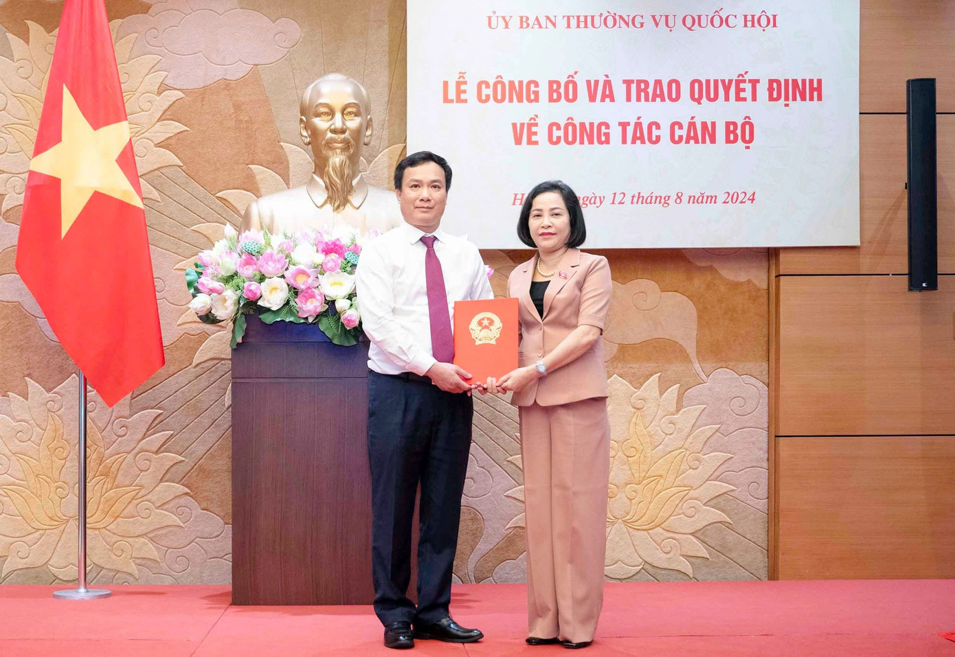 Phó Chủ tịch Quốc hội Nguyễn Thị Thanh trao Nghị quyết của Ủy ban Thường vụ Quốc hội về phê chuẩn Phó Chủ nhiệm Ủy ban Văn hóa, Giáo dục của Quốc hội Khóa XV đối với ông Triệu Thế Hùng. Phó Chủ tịch Quốc hội Nguyễn Thị Thanh trao Nghị quyết của Ủy ban Thường vụ Quốc hội về phê chuẩn Phó Chủ nhiệm Ủy ban Văn hóa, Giáo dục của Quốc hội Khóa XV đối với ông Triệu Thế Hùng.