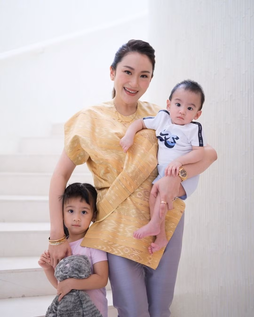 Truyền thông đánh giá những lần bà Shinawatra xuất hiện trước công chúng với vẻ ngoài được chăm chút cẩn thận, phù hợp với sự kiện góp phần củng cố hình ảnh một nhà lãnh đạo hiện đại, có tư duy hiện đại. Đây là cách thức truyền bá thương hiệu cá nhân hữu hiệu. Việc tạo ra các cuộc thảo luận về phong cách thời trang càng khuếch đại thêm tầm ảnh hưởng của chính trị gia.