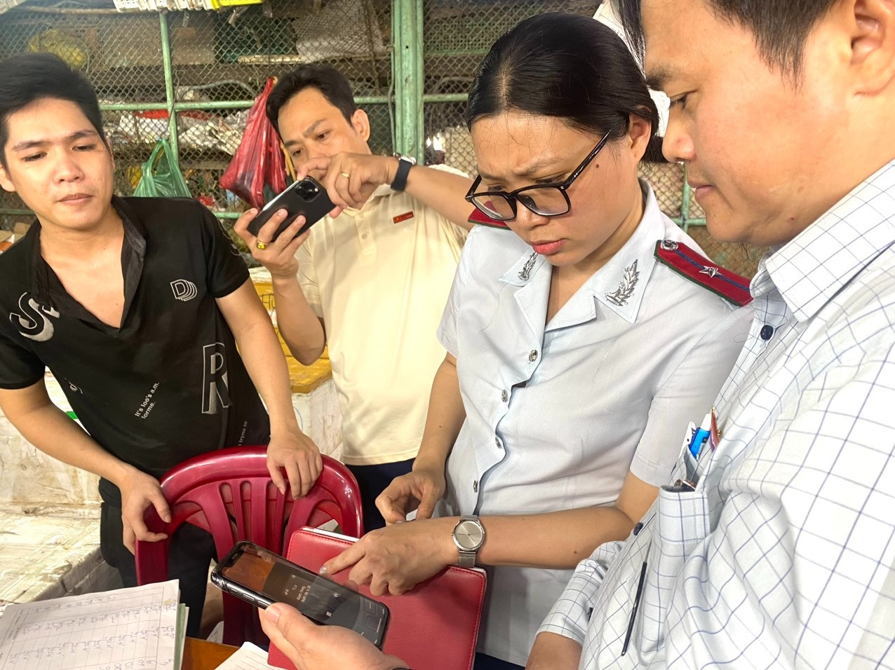 Tiểu thương cung cấp thông tin xuất xứ qua tin nhắn mua hàng. Tiểu thương cung cấp thông tin xuất xứ qua tin nhắn mua hàng.