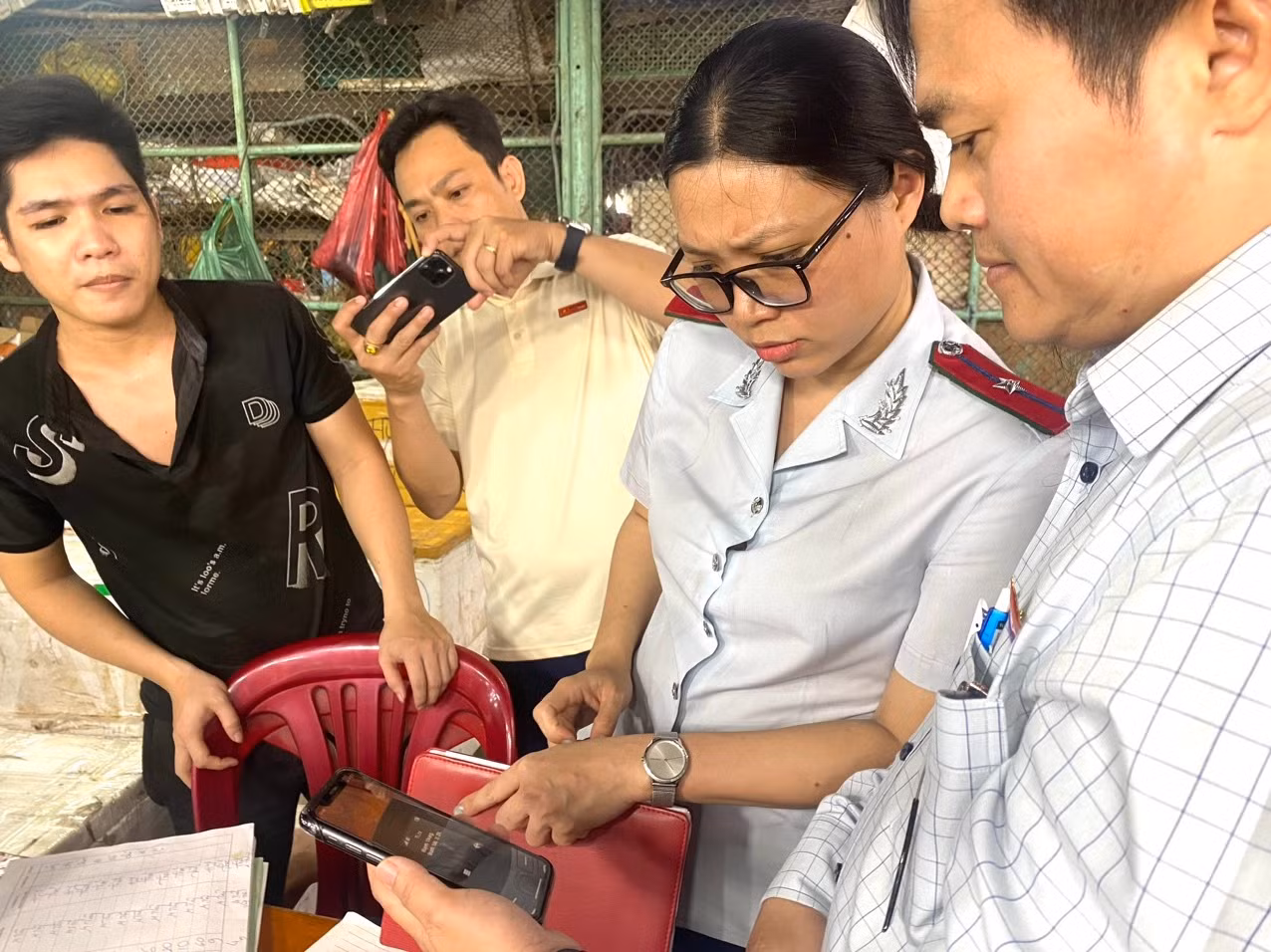 Tiểu thương cung cấp thông tin xuất xứ qua tin nhắn mua hàng.