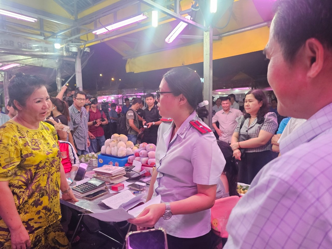 Hàng hóa tại vựa trái cây ngoại chưa có nhãn phụ, chưa xuất trình đầy đủ giấy tờ. Hàng hóa tại vựa trái cây ngoại chưa có nhãn phụ, chưa xuất trình đầy đủ giấy tờ.