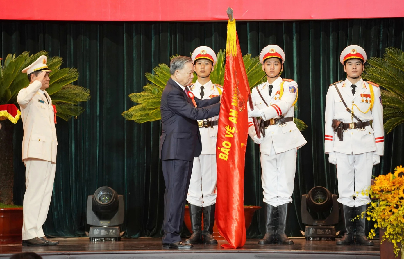 Tổng Bí thư, Chủ tịch nước Tô Lâm đã tới dự và thay mặt lãnh đạo Đảng, Nhà nước trao tặng danh hiệu AHLLVTND cho Công an TPHCM. Ảnh: PLO. Tổng Bí thư, Chủ tịch nước Tô Lâm đã tới dự và thay mặt lãnh đạo Đảng, Nhà nước trao tặng danh hiệu AHLLVTND cho Công an TPHCM. Ảnh: PLO.