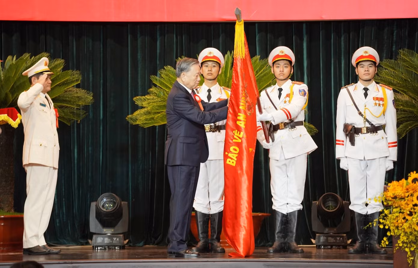 Tổng Bí thư, Chủ tịch nước Tô Lâm đã tới dự và thay mặt lãnh đạo Đảng, Nhà nước trao tặng danh hiệu AHLLVTND cho Công an TPHCM. Ảnh: PLO. Tổng Bí thư, Chủ tịch nước Tô Lâm đã tới dự và thay mặt lãnh đạo Đảng, Nhà nước trao tặng danh hiệu AHLLVTND cho Công an TPHCM. Ảnh: PLO.