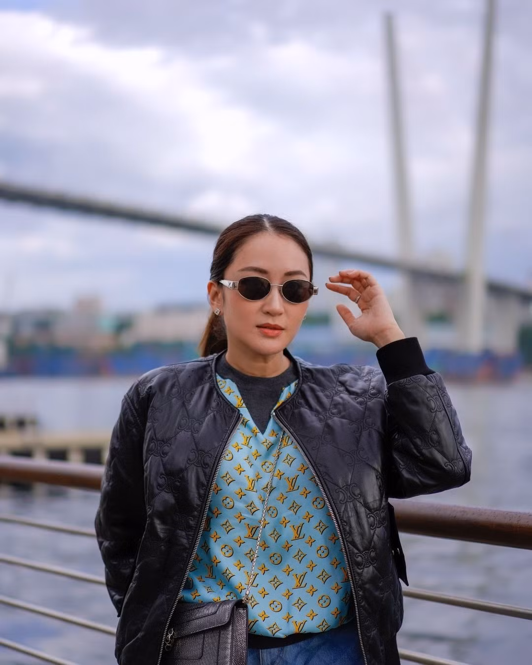 Phong cách của nữ thủ tướng không chỉ tạo ra xu hướng, mà còn dấy lên những cuộc thảo luận về sự giao thoa giữa chính trị và thời trang. Bà được ca ngợi về khả năng duy trì vẻ ngoài chỉn chu, chuyên nghiệp trong khi vẫn nắm bắt được xu hướng mà không bỏ qua các yếu tố cốt lõi. Cách tiếp cận độc đáo tạo tiếng vang lớn không chỉ trong nội bộ Thái Lan, mà còn trên trường quốc tế, góp phần nâng cao vị thế của nước nhà với thế giới.