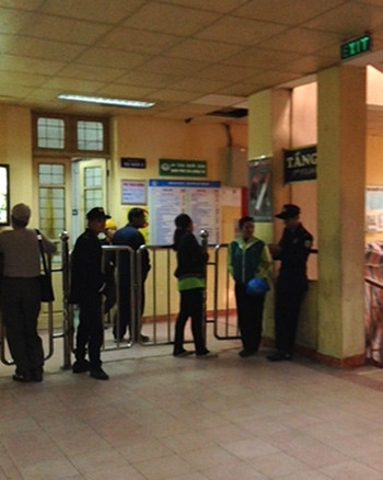 Lối vào khu điều trị của bệnh nhân bị cắt chân được bảo vệ canh chừng, ngăn người không có thẻ của bệnh viện ra vào. Ảnh: Nam Phương (VnExpress)