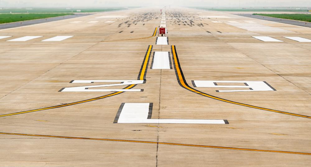 Cụ thể, từ 7h ngày 23/4, sân bay Nội Bài sẽ đưa vào khai thác đường băng 11R/29L, các đường lăn: S1, S1A, S6, S6B, P4, P7. Cùng đó, hệ thống tín hiệu và biển báo của cả 2 đường băng, các đường lăn vừa được nâng cấp cũng đưa vào sử dụng dịp này, đảm bảo sân bay hoạt động 24/24h. Ảnh: Phan Công. Cụ thể, từ 7h ngày 23/4, sân bay Nội Bài sẽ đưa vào khai thác đường băng 11R/29L, các đường lăn: S1, S1A, S6, S6B, P4, P7. Cùng đó, hệ thống tín hiệu và biển báo của cả 2 đường băng, các đường lăn vừa được nâng cấp cũng đưa vào sử dụng dịp này, đảm bảo sân bay hoạt động 24/24h. Ảnh: Phan Công.