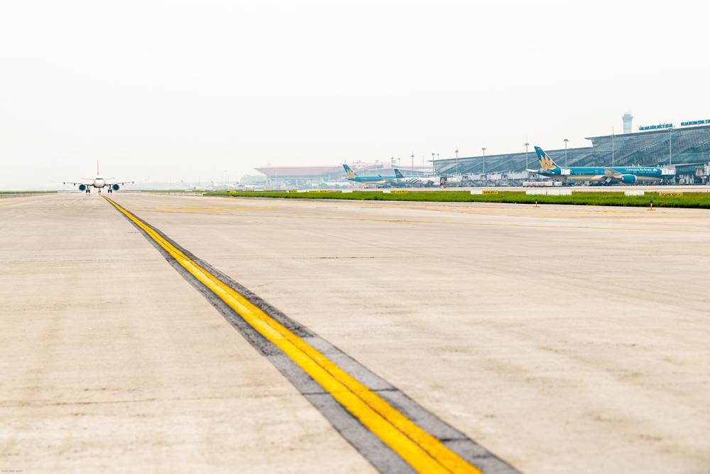 Dự án cải tạo, nâng cấp đường băng sân bay Nội Bài có tổng vốn đầu tư 2.200 tỷ đồng, từ ngân sách nhà nước, được thực hiện từ giữa năm 2020. Dự án chia làm 2 giai đoạn, giai đoạn 1 đã hoàn thành trước Tết Nguyên đán năm 2021 và giai đoạn 2 tới nay đã hoàn thành các hạng mục chính. Ảnh: Phan Công. Dự án cải tạo, nâng cấp đường băng sân bay Nội Bài có tổng vốn đầu tư 2.200 tỷ đồng, từ ngân sách nhà nước, được thực hiện từ giữa năm 2020. Dự án chia làm 2 giai đoạn, giai đoạn 1 đã hoàn thành trước Tết Nguyên đán năm 2021 và giai đoạn 2 tới nay đã hoàn thành các hạng mục chính. Ảnh: Phan Công.