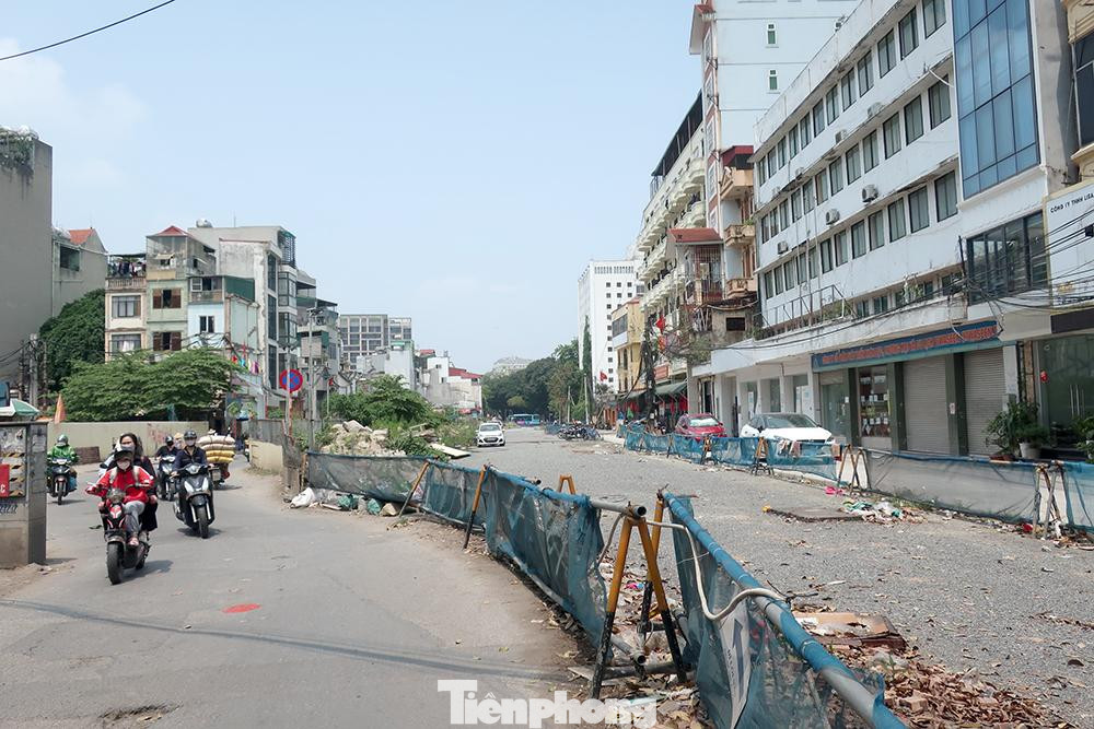 Tương tự với ga S11 (ga Văn Miếu), đường bị rào, nhà dân nham nhở, công trường thành nơi tập kết rác và trông giữ xe, một số hộ dân (bên trái) phải nhường đất cho dự án nhưng tới nay chưa di dời.