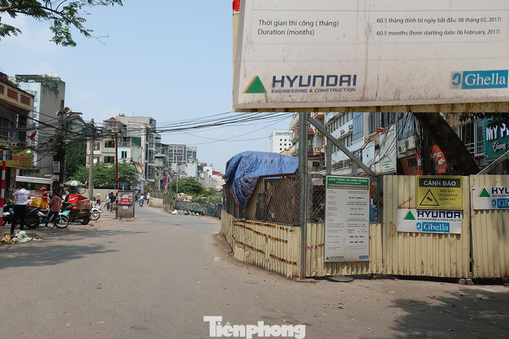 Theo bảng thông tin công bố tại công trường các ga ngầm, tiến độ thi công các ga là 60,5 tháng, tính từ tháng 2/2017, tức phải hoàn thành vào tháng 2 năm nay, nhưng thực tế hiện vẫn dừng thi công.