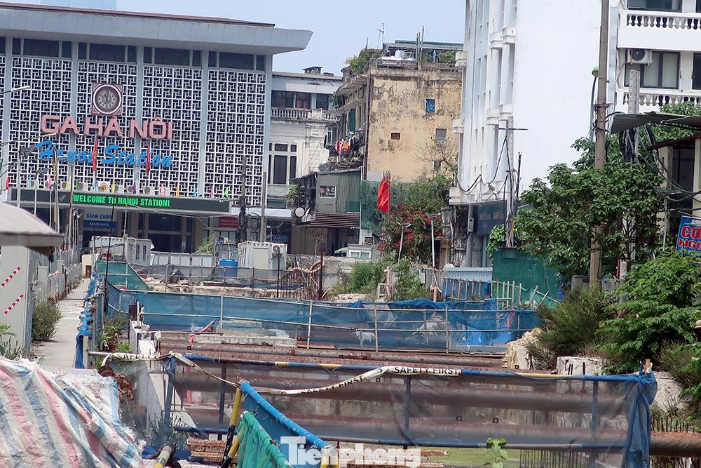 Công trường thi công ga ngầm S12 (ga cuối, trước cổng ga Hà Nội) đã dừng thi công 9 tháng qua, nay vẫn cửa đóng then cài, công trường không bóng công nhân.