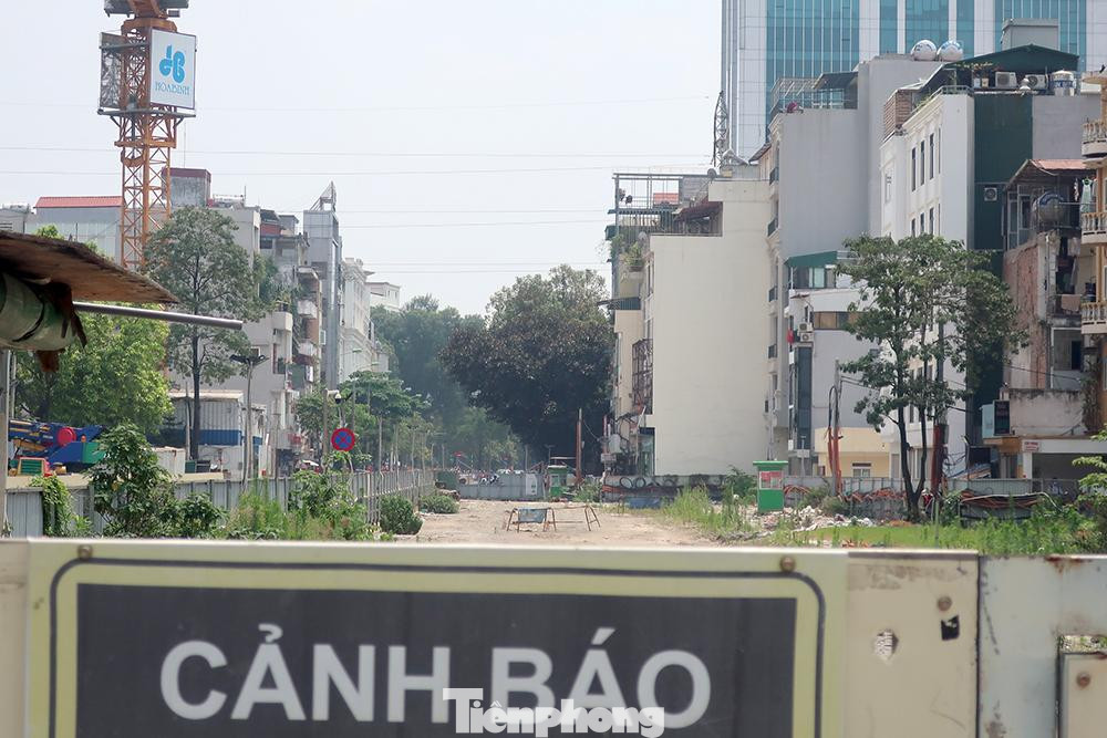 "Lô cốt" thi công ga S10 chắn phần lớn đường Cát Linh, khiến đoạn đường này thường xuyên ùn tắc, lộn xộn, nhưng chưa biết bao giờ được trả lại.