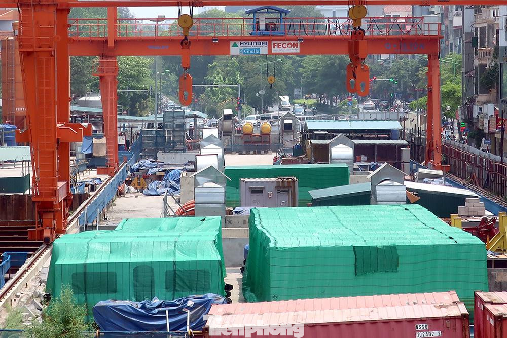 Các công trường chính của đường sắt Nhổn - ga Hà Nội đều rất vắng vé, dù trong giai đoạn nước rút để có thể về đích vào cuối năm tới.