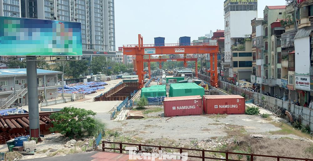 Tại ga S9 - ga đầu của đoạn đi ngầm đường sắt Nhổn - ga Hà Nội, cũng là nơi đặt văn phòng điều hành cũng trong cảnh vắng vẻ.