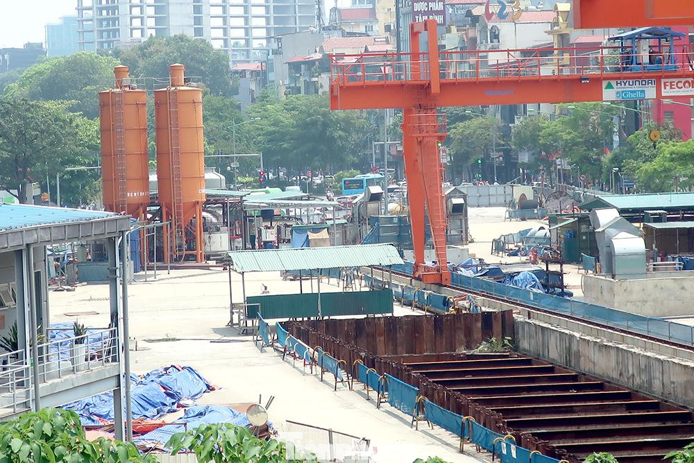 Chưa biết bao giờ nhà thầu mới thi công trở lại để đưa dự án vào hoạt động, hoàn trả mặt đường cho người dân đi lại.