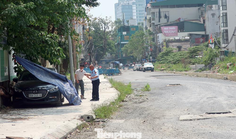 Công trường nhà ga S11 trở thành bãi xe, công nhân và máy móc đều rút đi, chỉ còn bảo vệ trông coi.