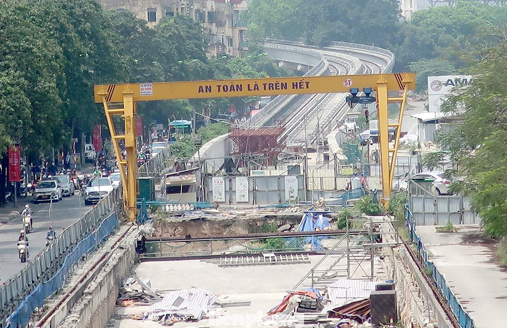 Đoạn chuyển tiếp giữa phần đi trên cao và phần đi ngầm tuyến đường sắt Nhổn - ga Hà Nội đang "tạm nghỉ" dài ngày.