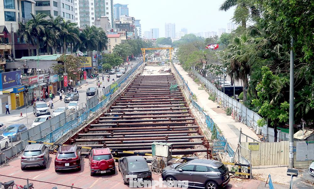 Nhiều vị trí trên công trường thi công dự án đường sắt Nhổn - ga Hà Nội trở thành bãi trông xe.