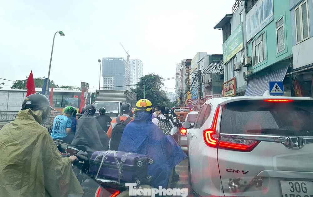 Khoảng 15h chiều 29/4, trời Hà Nội đổ mưa khiến tình trạng ùn tắc giao thông tới sớm và nghiêm trọng hơn ngày thường, đặc biệt các cửa ngõ chiều rời thành phố, khi dòng người nối đuôi nhau rời Thủ đô. Khoảng 15h chiều 29/4, trời Hà Nội đổ mưa khiến tình trạng ùn tắc giao thông tới sớm và nghiêm trọng hơn ngày thường, đặc biệt các cửa ngõ chiều rời thành phố, khi dòng người nối đuôi nhau rời Thủ đô.