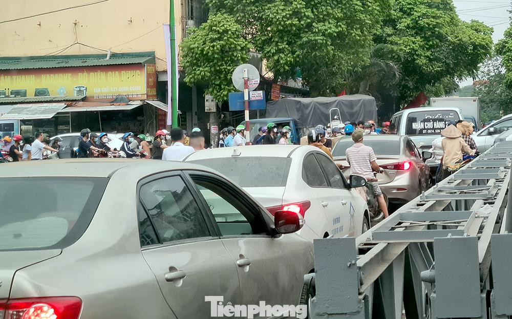 Nhiều tuyến phố của Hà Nội ùn tắc ngay từ chiều 29/4, khi lưu lượng phương tiện gia tăng nhanh chóng trong ngày làm việc cuối trước khi bước vào kỳ nghỉ Lễ 30/4 - 1/5 kéo dài 4 ngày. Nhiều tuyến phố của Hà Nội ùn tắc ngay từ chiều 29/4, khi lưu lượng phương tiện gia tăng nhanh chóng trong ngày làm việc cuối trước khi bước vào kỳ nghỉ Lễ 30/4 - 1/5 kéo dài 4 ngày.