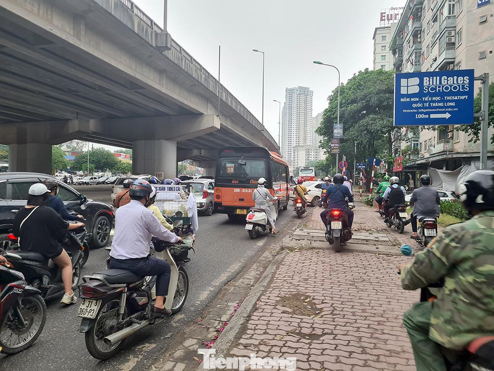 Cảnh quen thuộc mỗi khi ùn tắc, với lòng đường cho ô tô còn vỉa hè mới là của xe máy. Cảnh quen thuộc mỗi khi ùn tắc, với lòng đường cho ô tô còn vỉa hè mới là của xe máy.