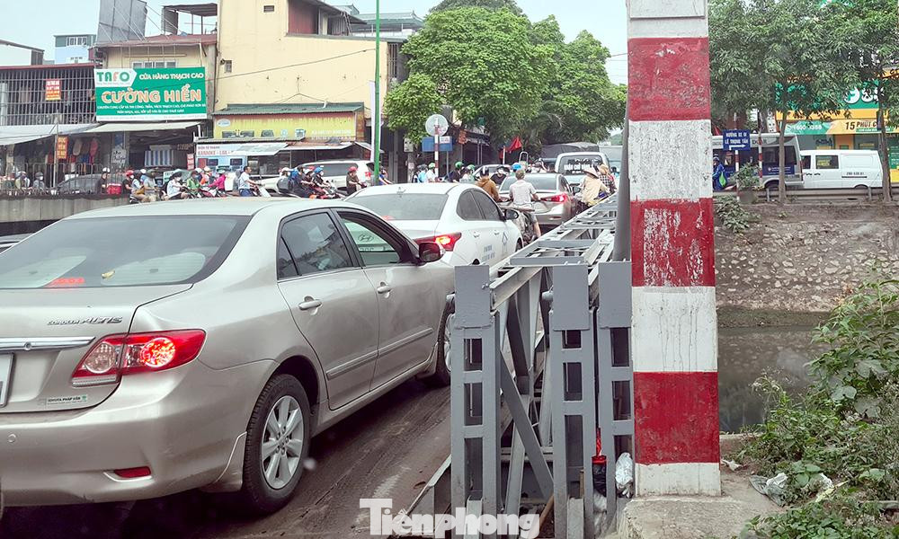 Sau 2 năm bình lặng với dịch COVID-19, giao thông Hà Nội đã dần lấy lại hình ảnh thường thấy là ùn tắc vào giờ cao điểm, đặc biệt mỗi dịp trước và sau mỗi kỳ nghỉ lễ dài thường ùn tắc kéo dài. Sau 2 năm bình lặng với dịch COVID-19, giao thông Hà Nội đã dần lấy lại hình ảnh thường thấy là ùn tắc vào giờ cao điểm, đặc biệt mỗi dịp trước và sau mỗi kỳ nghỉ lễ dài thường ùn tắc kéo dài.