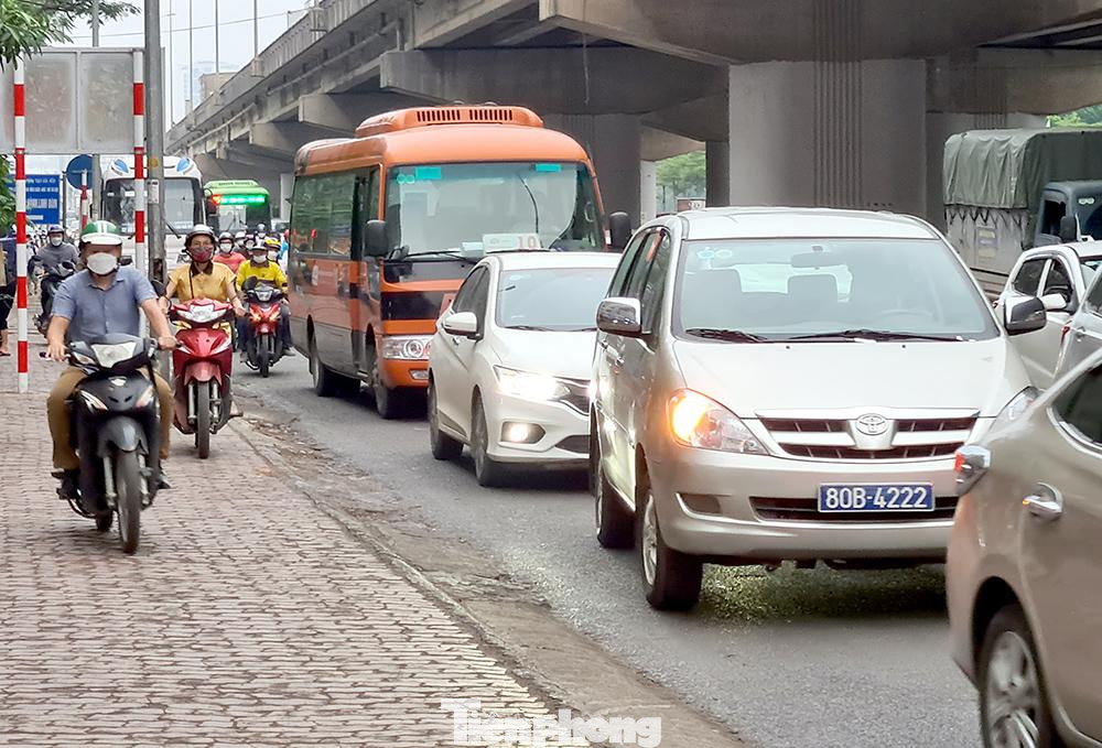 Nhiều xe máy lựa chọn cách đi trên vỉa hè, do đường ùn tắc. Nhiều xe máy lựa chọn cách đi trên vỉa hè, do đường ùn tắc.