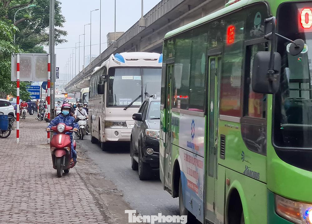 Ngay từ đầu giờ chiều 29/4, đường Vành đai 3 Hà Nội đã đông đúc, nhiều nút giao ùn ứ kéo dài, như nút giao Nguyễn Trãi, nút giao Linh Đàm, nút giao Đại Lộ Thăng Long... Ngay từ đầu giờ chiều 29/4, đường Vành đai 3 Hà Nội đã đông đúc, nhiều nút giao ùn ứ kéo dài, như nút giao Nguyễn Trãi, nút giao Linh Đàm, nút giao Đại Lộ Thăng Long...