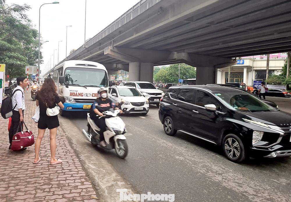 Không chỉ phương tiện gia tăng, tình trạng người dân đón xe, xe bắt khách dọc đường càng làm tình trạng giao thông Hà Nội ngày làm việc cuối trước khi nghỉ Lễ 30/4 - 1/5 thêm hỗn loạn. Không chỉ phương tiện gia tăng, tình trạng người dân đón xe, xe bắt khách dọc đường càng làm tình trạng giao thông Hà Nội ngày làm việc cuối trước khi nghỉ Lễ 30/4 - 1/5 thêm hỗn loạn.