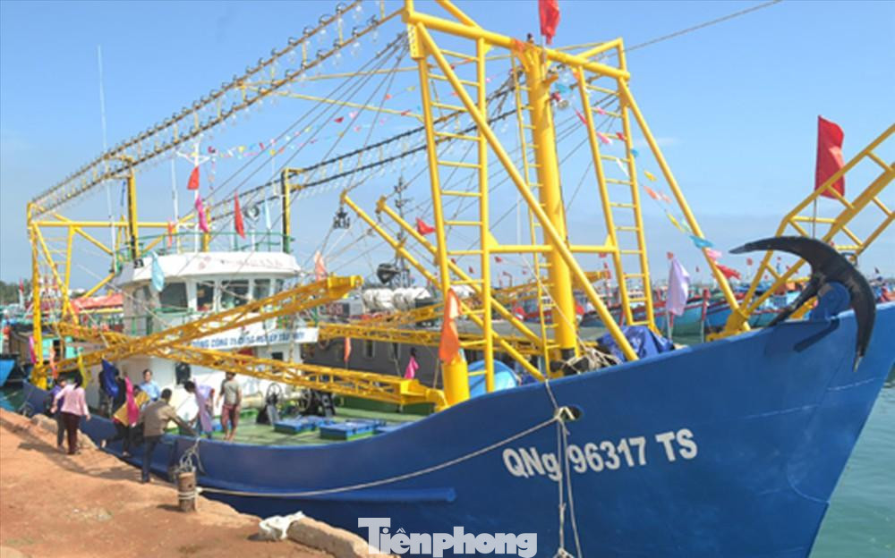 Tàu vỏ thép QNg 96317 TS trị giá 10,5 tỷ đồng đóng từ tiền quyên góp của nhân dân cả nước được giao cho Nghiệp đoàn An Vĩnh để ra khơi bám biển, giờ đã được cho tỉnh khác thuê không biết số phận ra sao. Ảnh: PV Tàu vỏ thép QNg 96317 TS trị giá 10,5 tỷ đồng đóng từ tiền quyên góp của nhân dân cả nước được giao cho Nghiệp đoàn An Vĩnh để ra khơi bám biển, giờ đã được cho tỉnh khác thuê không biết số phận ra sao. Ảnh: PV