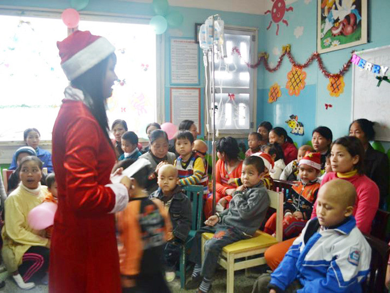 Tình nguyện viên tổ chức giáng sinh cho em nhỏ Bệnh viện Nhi T.Ư