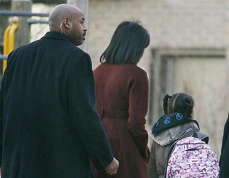 Bà Michelle Obama đưa con đi học trong sự bảo vệ nghiêm ngặt của an ninh Mỹ